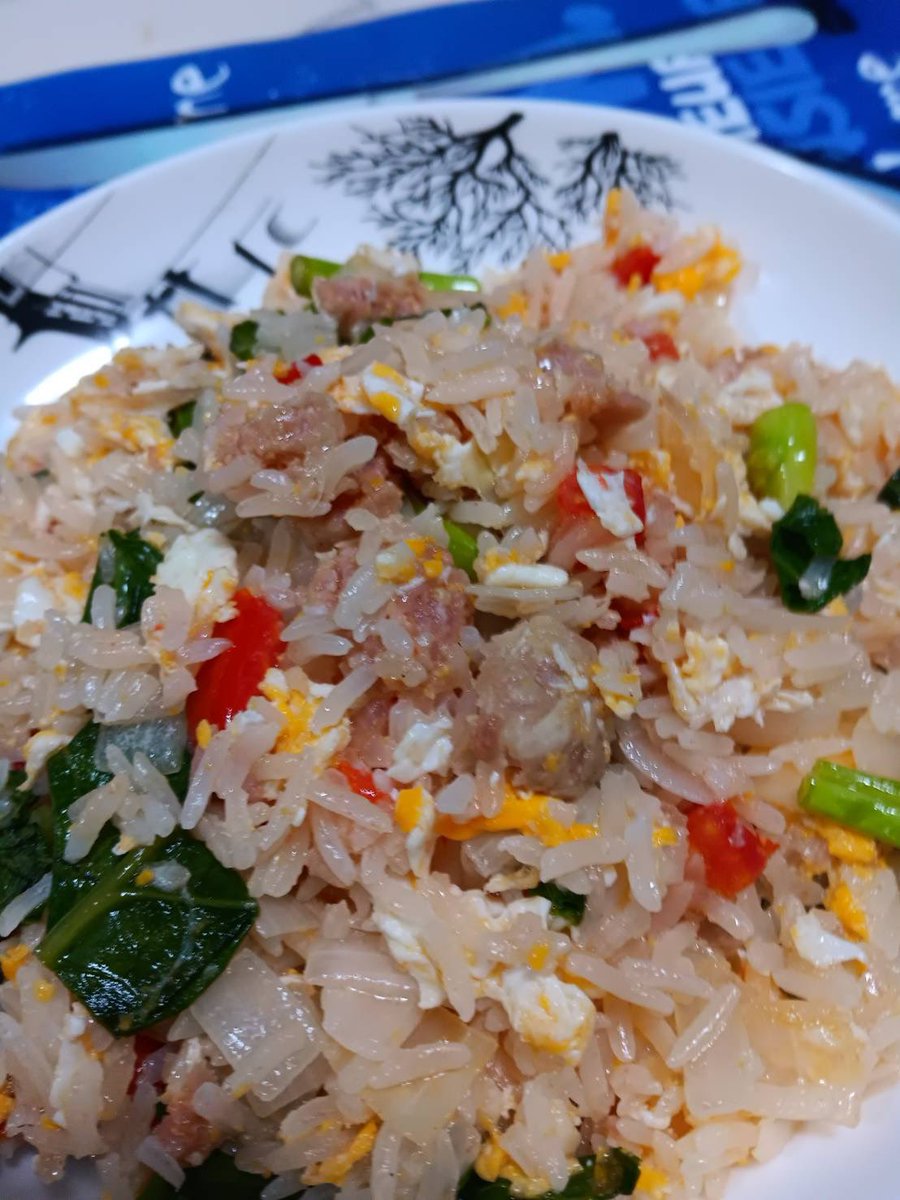 passonpoi's tweet photo. มื้อเย็นท่ามกลางน้ำท่วมค่ะ ข้าวผัดแหนมร้อนๆ🥴😋 https://t.co/TU73m2INGM