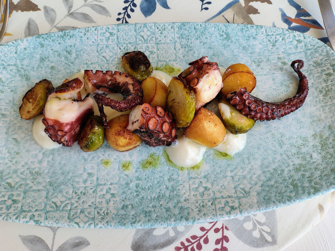 ClevelandBlt7's tweet photo. Una tapa de pulpo a la gallega que te derrite el paladar! Queso manchego y vino tinto espaol, la combinación perfecta para una tarde de sabores auténticos. #GastronomíaEspaola https://t.co/7OXeLgkhj8