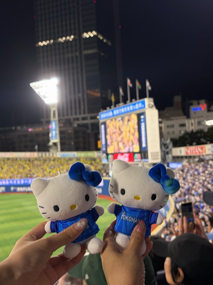 aoyama_ms1_2025's tweet photo. 今日も2人のかわいいお友達からアイスもビールも買えたよ💙
今年ラスト観戦だった♩
#ベイスターズ #野球 https://t.co/ANqR2gdnY1