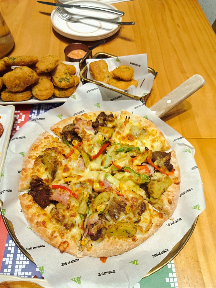 ChassidyBo7h's tweet photo. La tarde en casa con mis padres y mi hermana: pizza casera, risas y juegos de mesa. Un día sencillo, lleno de calor.， https://t.co/b3i8S8m73J