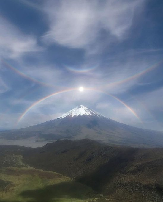 Rainmaker1973's tweet photo. Absolutely stunning halos over Cotopaxi Volcano, Ecuador.

[📸  femalepentimento] https://t.co/wdBCS1DYxK