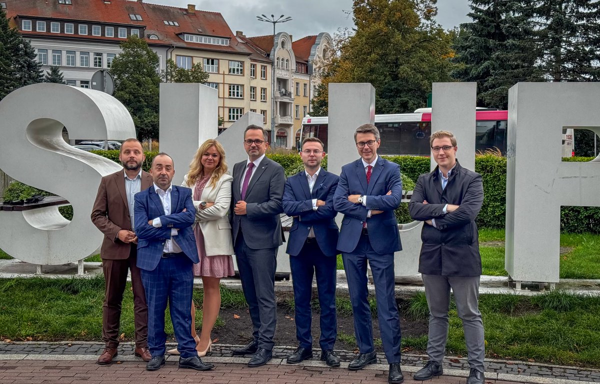 PiotrMuller's tweet photo. Kolejny krok @RozwojPlus 💪 Dołączają do nas radni regionu słupskiego 💪

@SamantaNowinska, Zbigniew Pawłowski, Kamil Patynowski i @stolarczyk_p tworzą Klub Radnych Rozwój Plus w Radzie Powiatu Słupskiego. Do naszego środowiska w regionie dołącza także radny miasta Słupska @kacper_moroz. 

Dzisiaj wspólnie z wicemarszałkiem @mhorala mówiliśmy przede wszystkim o tym, co dla mieszkańców najważniejsze: inwestycjach, drogach, usługach publicznych, rozwoju gospodarczym i wykorzystaniu potencjału całej Ziemi Słupskiej.

Mamy już doświadczenie pokazujące, że ambitne programy rozwojowe mogą realnie zmieniać nasze miejscowości. Tak było m .in. z Rządowym Programem Inwestycji Strategicznych oraz Programem na rzecz Rozwoju Ziemi Słupskiej, o którego uruchomienie zabiegałem.

Teraz chcemy konsekwentnie rozwijać współpracę samorządową i przedstawiać kolejne konkretne propozycje dla Słupska i całego regionu.

Rozwój Plus to agenda oparta na inwestycjach, współpracy i konkretnych projektach dla mieszkańców.