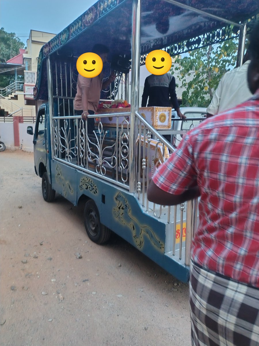 vanhelsing1313's tweet photo. நண்பர்கள் மூலமாக கணவனை, தகப்பனை  குடிபோதையினால் இழந்த அந்த குடும்பத்திற்கு நண்பர்கள் ட்விட்டர் சொந்தங்கள் மூலமாக அந்த கிடைத்த உதவியாளர் அந்த இறந்து போன மனிதனுக்கு இறுதி சடங்கு செய்வதற்கும் பிற காரியங்களுக்கும் யாவரும்கேளிர் அமைப்பு மூலமாக உதவியினை செய்துவிட்டோம்.இன்னும் இரண்டு https://t.co/MIejlap8aJ