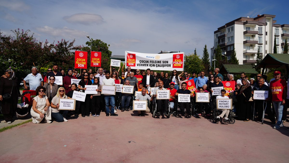 MediaTenkit's tweet photo. Adıyaman’da “Engellilerle Zirvede Nemrut’a Tırmanıyoruz” etkinliği düzenlendi

Adıyaman Nemrut Rotary Kulübü’nün bu yıl 24’üncüsünü düzenlediği “Engellilerle Zirvede Nemrut’a Tırmanıyoruz” projesi, Adıyaman Belediyesi ev sahipliğinde gerçekleştirildi. Türkiye’nin farklı illerinden ve yurt dışından gelen Rotaryenler, engelli bireyler ve aileleri Altınşehir Sosyal Tesisleri’nde bir araya geldi.

Programa Rotary 2430 ve 2420 Bölge Federasyonlarına bağlı kulüp üyeleri, Rotary 2420 Bölge Federasyonu Başkanı Erden Gökben ve eşi Selda Gökben, Rotary 2430 Bölge Federasyonu Başkanı Nezih Bayındır, Adıyaman Nemrut Rotary Kulübü Kurucu Başkanı Erdal Oranlı, Proje Başkanı Ferit Binzet, ICC Almanya-Türkiye Dostluk Birliği Başkanı Thomas Köning, engelli dernekleri temsilcileri, rehabilitasyon merkezlerinde eğitim gören öğrenciler, aileleri ve öğretmenler katıldı.

Adıyaman Belediye Başkanı Abdurrahman Tutdere, Rotary camiasının uzun yıllardır kentle dayanışma içinde olduğunu, 6 Şubat depremlerinin ardından verilen desteğin büyük anlam taşıdığını söyledi. Tutdere, belediye olarak engelli bireylerin yaşamını kolaylaştırmak için çalıştıklarını belirterek, “Adıyaman’ı daha yaşanabilir ve erişilebilir bir kent haline getirmek için yoğun mesai yürütüyoruz. Rotary gibi dostlarımızın desteğiyle yeniden inşa sürecini birlikte başaracağız” dedi.

Rotary 2420 Bölge Federasyonu Başkanı Erden Gökben de 24 yıldır süren projenin engelli bireyler ve aileleri için önemine dikkat çekerek ev sahipliği dolayısıyla Başkan Tutdere’ye teşekkür etti.

Etkinlikte ihtiyaç sahibi engelli bireylere tekerlekli sandalye, görme engelli bireylere ise beyaz baston dağıtıldı. Program sonunda katılımcılar, “Çocuk Felcine Son”, “Adıyaman’ı Unutmadık, Unutmayacağız, Yanındayız” ve “4:17 Deprem Saati” yazılı pankartlarla hatıra fotoğrafı çektirdi.

@AdiyamanBelTR 
@avtutdere