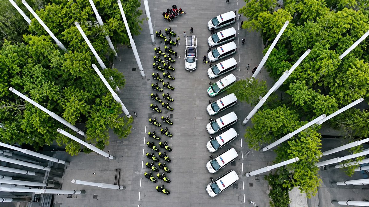 FicoGutierrez's tweet photo. En Medellín queremos y cuidamos a nuestra fuerza pública.  
Hoy entregamos 50 motos de alto cilindraje, 11 vans especializadas y una unidad móvil de protección animal.  Una inversión de más 10 mil millones de pesos. 

Y al final, cada uno de estos vehículos tiene que traducirse en algo muy concreto para la gente: más presencia en los barrios, más patrullaje, más capacidad de reacción, más capacidad para perseguir a quienes delinquen y más protección para los ciudadanos.

La seguridad es una prioridad para nosotros y en la inversión se nota.