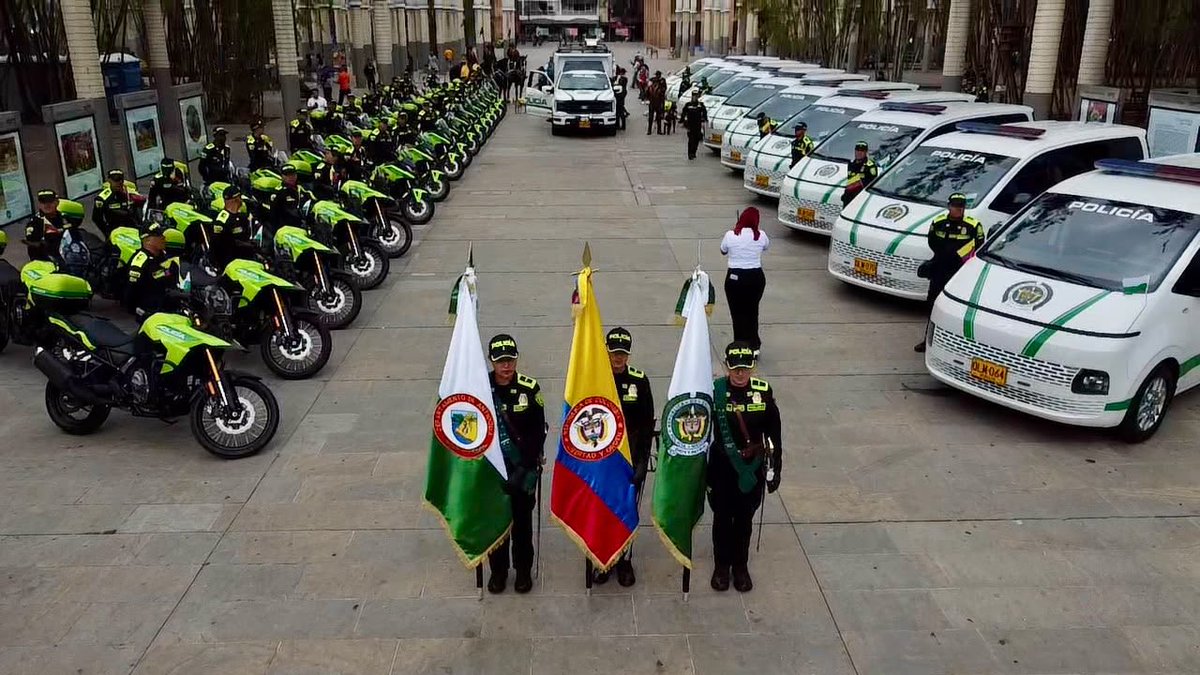 FicoGutierrez's tweet photo. En Medellín queremos y cuidamos a nuestra fuerza pública.  
Hoy entregamos 50 motos de alto cilindraje, 11 vans especializadas y una unidad móvil de protección animal.  Una inversión de más 10 mil millones de pesos. 

Y al final, cada uno de estos vehículos tiene que traducirse en algo muy concreto para la gente: más presencia en los barrios, más patrullaje, más capacidad de reacción, más capacidad para perseguir a quienes delinquen y más protección para los ciudadanos.

La seguridad es una prioridad para nosotros y en la inversión se nota.