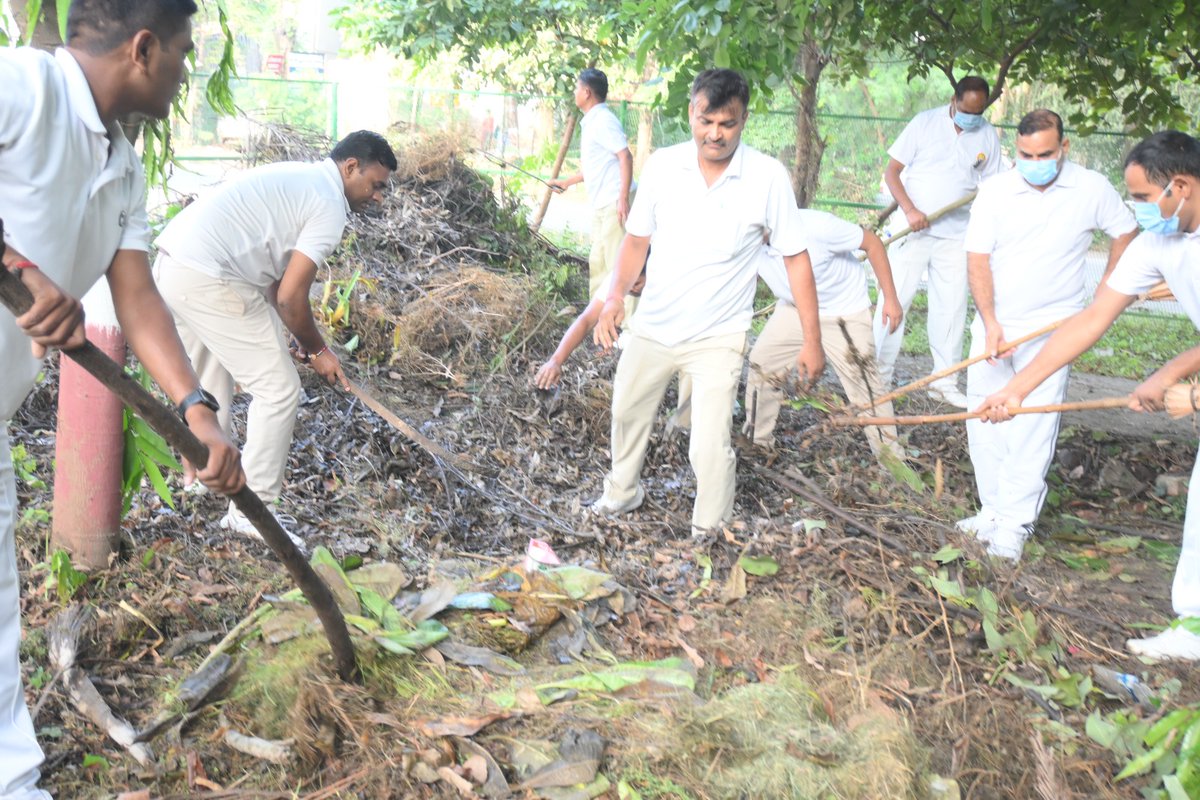 CRPFBIHARSECTOR's tweet photo. बिहार सेक्टर मुख्यालय, सीआरपीएफ पटना द्वारा 17 सितंबर से 02 अक्टूबर तक चलने वाले 'स्वच्छता ही सेवा' अभियान के तहत आशियाना-दीघा मार्ग पर स्वच्छता कार्यक्रम का आयोजन किया गया। यह अभियान श्री राज कुमार, महानिरीक्षक, बिहार सेक्टर, सीआरपीएफ की उपस्थिति में संपन्न हुआ। https://t.co/OHAy5ZDKrN