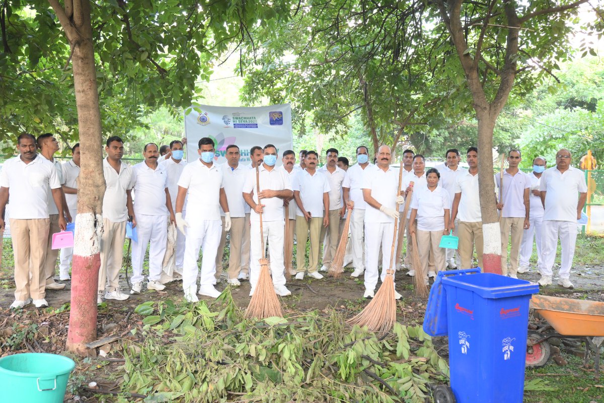 CRPFBIHARSECTOR's tweet photo. बिहार सेक्टर मुख्यालय, सीआरपीएफ पटना द्वारा 17 सितंबर से 02 अक्टूबर तक चलने वाले 'स्वच्छता ही सेवा' अभियान के तहत आशियाना-दीघा मार्ग पर स्वच्छता कार्यक्रम का आयोजन किया गया। यह अभियान श्री राज कुमार, महानिरीक्षक, बिहार सेक्टर, सीआरपीएफ की उपस्थिति में संपन्न हुआ। https://t.co/OHAy5ZDKrN
