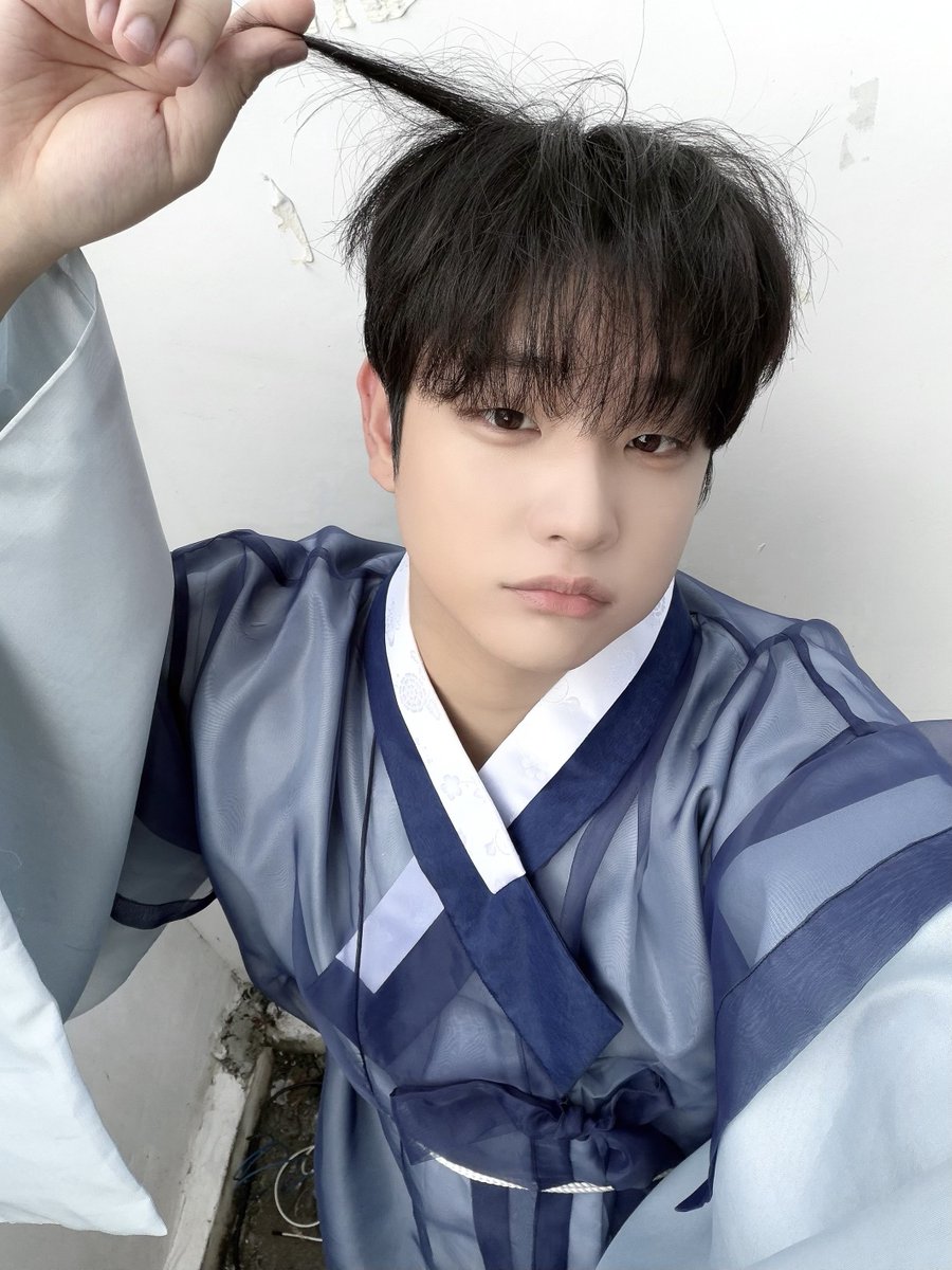Ryumuhae's tweet photo. 기석이 얼굴 너무 귀여운데 손이 너무 커서 크게 웃어버림 https://t.co/9oOa4XHc6e