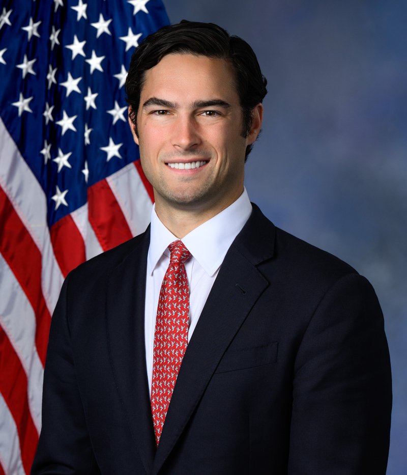 NewsXForge's tweet photo. 🇺🇸 JUST IN: Rep. Brandon Gill is calling for the abolition of H-1B visas, arguing that American workers should not have to compete with foreign workers for jobs.

Gill said: “No more H-1Bs.”

He is urging Congress to take action, while the Trump administration continues its stated efforts to crack down on H-1B fraud.

#JUSTIN #H1B #BrandonGill #Trump #USA #Geopolitics