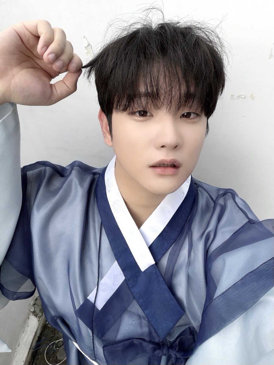 Ryumuhae's tweet photo. 기석이 얼굴 너무 귀여운데 손이 너무 커서 크게 웃어버림 https://t.co/9oOa4XHc6e