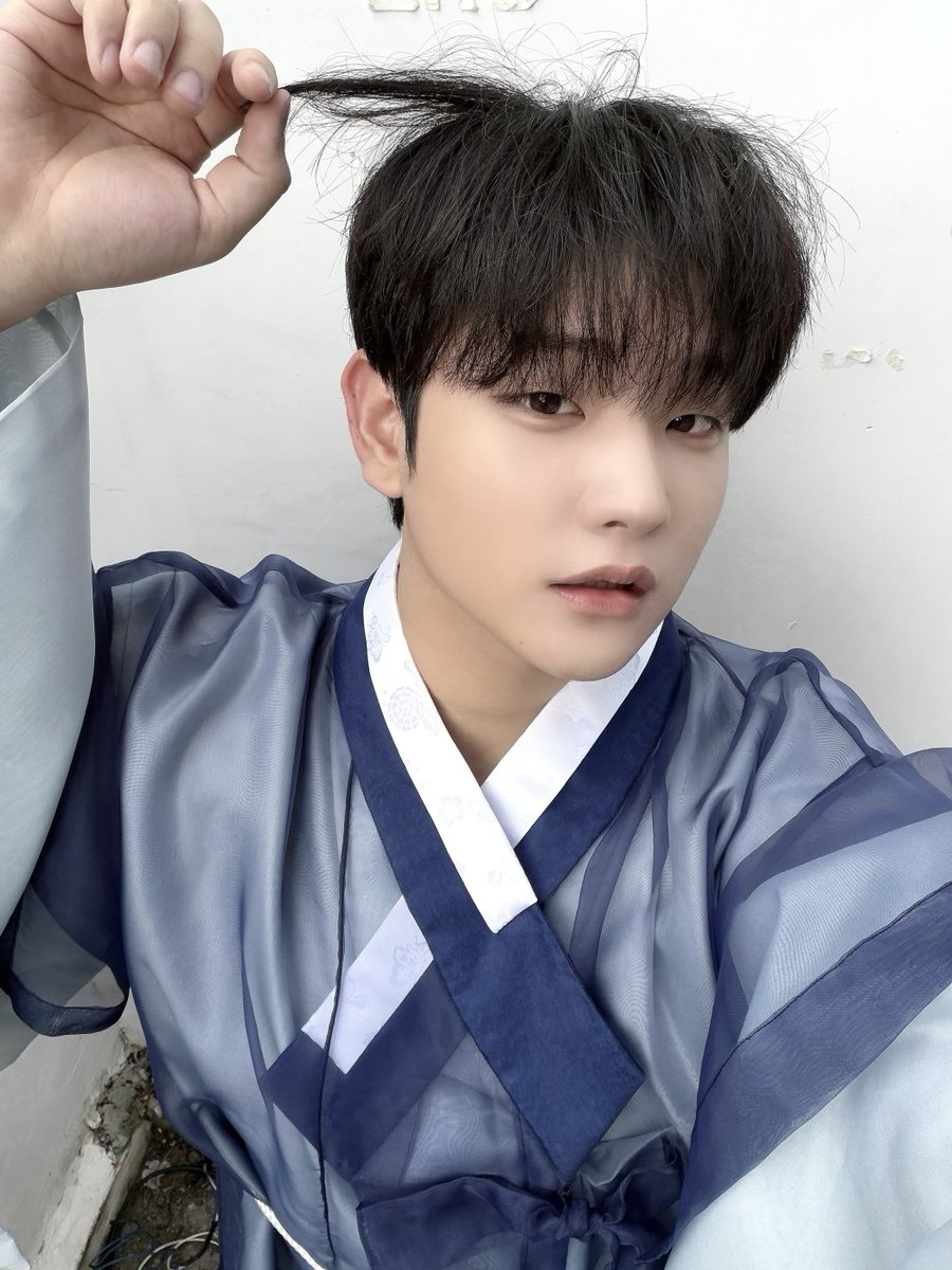 Ryumuhae's tweet photo. 기석이 얼굴 너무 귀여운데 손이 너무 커서 크게 웃어버림 https://t.co/9oOa4XHc6e