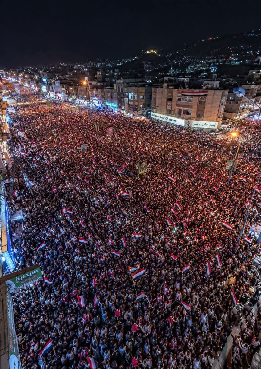 MoneerAlwajih's tweet photo. انتم في حضرة الجمهورية 
حيث لايوجد فيها سيد ولا عبيد 🫡

طوفان بشري في تعز احتفالًا بالعيد الـ 64 لثورة 26 سبتمبر 🇾🇪🔥

وتشوف واحد رأسه مربع يقول: «بندخل تعز» 😂🤣

يا حبيبي… شوف تعز أول، وبعدها تكلم! 😂🇾🇪 https://t.co/NyhZZ80tMN
