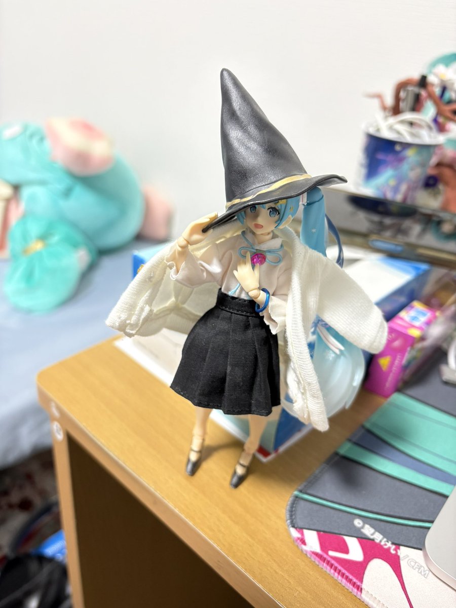 Hatsune01_love's tweet photo. 「マスターさん、これなんですか?」
たまたま見つけた魔女帽子よ
来月ハロウィンだし、経験も兼ねて衣装作ってみようかなってね
「ほんとですか!!?
それは...すごく楽しみですっ」
アイツらには内緒だぞ?
うるさいから
「もっちろんっ、任せてください!」
#figmaster https://t.co/QARDYlNkyk