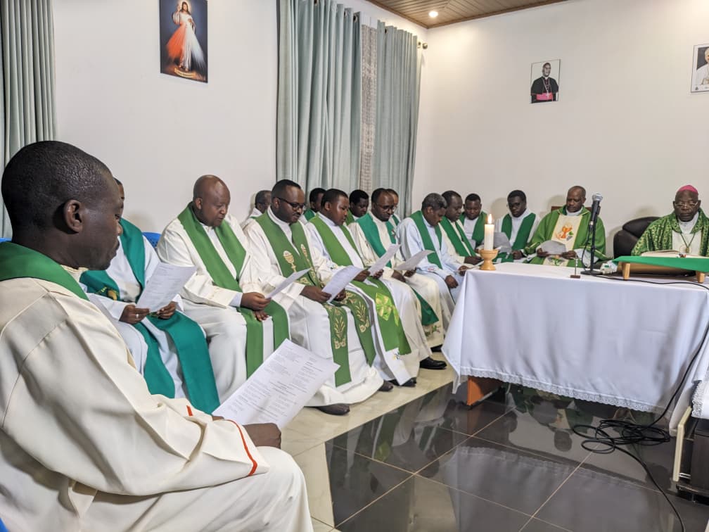 pacis_tv's tweet photo. Nonaha muri Paruwasi ya Gihogwe mu rugo rwa Nyiricyubahiro Musenyeri Tadeyo NTIHINYURWA Arikiyepiskopi wa Kigali uri mu kiruhuko hari guturirwa igitambo cya Misa mu kwifatanya na Musenyeri Tadeyo NTIHINYURWA mu gushimira Imana ku myaka 84 y'amavuko. Hari abasaseridoti, abiyeguriyimana ndetse n'abalayiki baturanye nawe.@ArchKigali @KambandaAntoine @DOCICO_CEPR @CEPJRwanda @RwandaMaria @Kinyamateka_KM