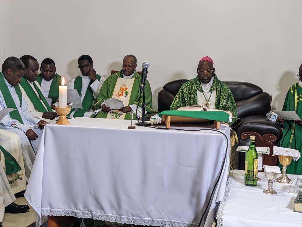 pacis_tv's tweet photo. Nonaha muri Paruwasi ya Gihogwe mu rugo rwa Nyiricyubahiro Musenyeri Tadeyo NTIHINYURWA Arikiyepiskopi wa Kigali uri mu kiruhuko hari guturirwa igitambo cya Misa mu kwifatanya na Musenyeri Tadeyo NTIHINYURWA mu gushimira Imana ku myaka 84 y'amavuko. Hari abasaseridoti, abiyeguriyimana ndetse n'abalayiki baturanye nawe.@ArchKigali @KambandaAntoine @DOCICO_CEPR @CEPJRwanda @RwandaMaria @Kinyamateka_KM