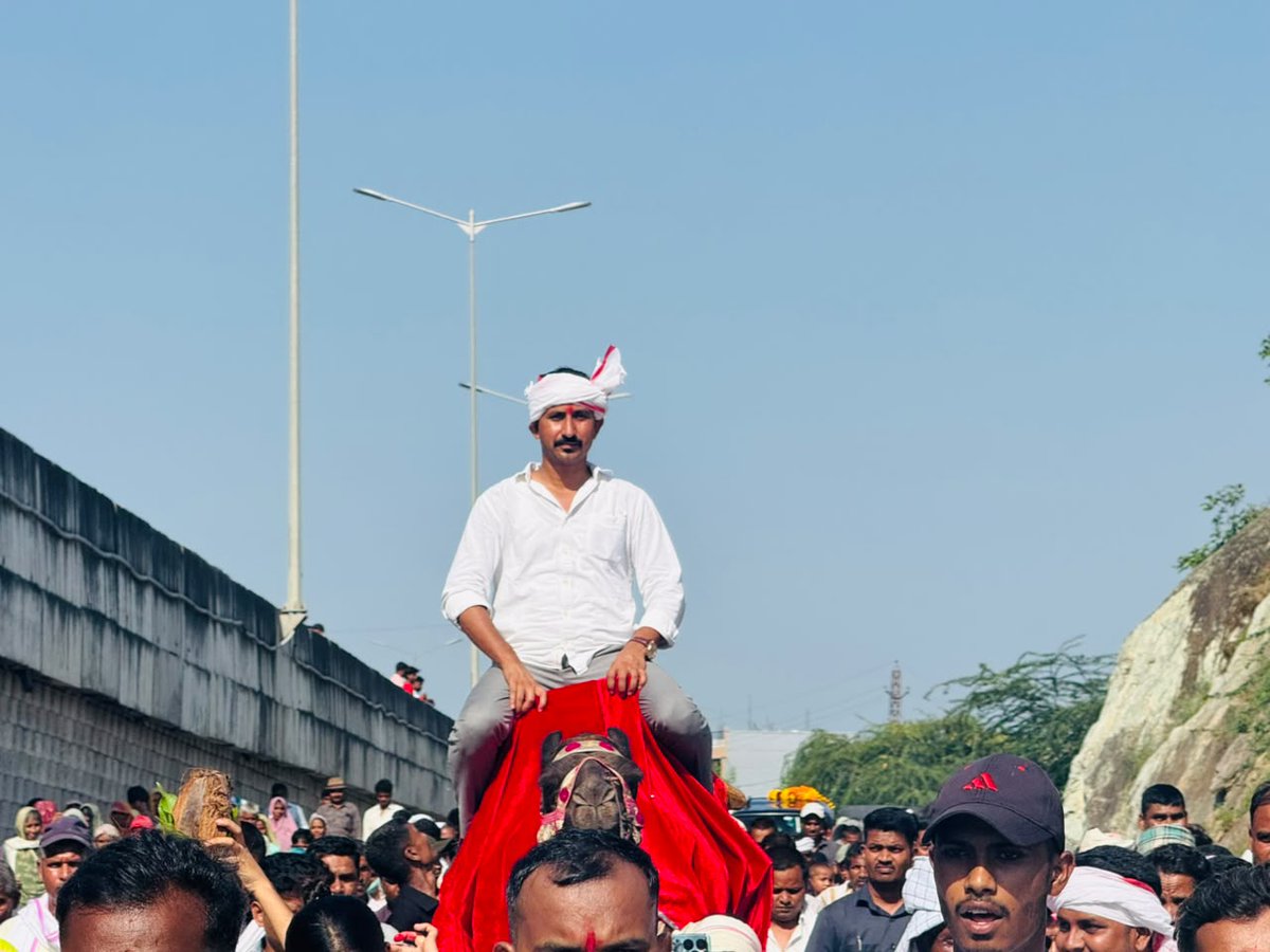 roat_mla's tweet photo. जनता का स्नेह, विश्वास और आशीर्वाद ही मेरी सबसे बड़ी ताकत है।

आज संसदीय क्षेत्र बांसवाड़ा-डूंगरपुर के दौरे के दौरान डूंगरपुर विधानसभा क्षेत्र की ग्राम पंचायत शिशोद में ग्रामीणजनों ने जिस आत्मीयता और उत्साह के साथ मेरा स्वागत एवं अभिनंदन किया, उसके लिए ग्राम पंचायत शिशोद के समस्त ग्रामीणजनों तथा संपूर्ण देवलपाल ब्लॉक के भारत आदिवासी पार्टी  (BAP) के पदाधिकारियों एवं कार्यकर्ताओं का हृदय से आभार एवं धन्यवाद।

इस दौरान ग्रामीणजनों ने विद्यालयों से संबंधित समस्याओं, राष्ट्रीय राजमार्ग-48 के दोनों ओर निवासरत आदिवासी समुदाय के लोगों की भूमि संबंधी समस्याओं तथा चिकित्सा सुविधाओं के अभाव को लेकर अपनी पीड़ा और समस्याएँ साझा कीं।

मैं ग्रामीणजनों को विश्वास दिलाता हूँ कि इन सभी समस्याओं के समाधान के लिए हरसंभव प्रयास करूँगा। आपका विश्वास और आपका संघर्ष ही मेरी प्रेरणा है। जनहित के प्रत्येक मुद्दे पर आपकी आवाज बनकर खड़ा रहूँगा।

जोहार।
जय भील प्रदेश।