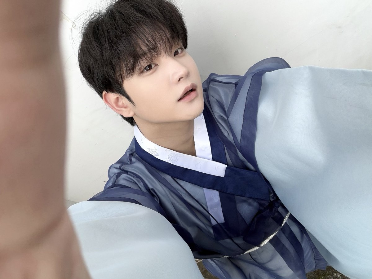 Ryumuhae's tweet photo. 최최최종_마지막 한복셀카까지 딱 11장 보냄!!!!! 
두번째 사진 너무 예쁜것 같아 기석이는 웃는게 예뻐 https://t.co/3lmtvpP0tl