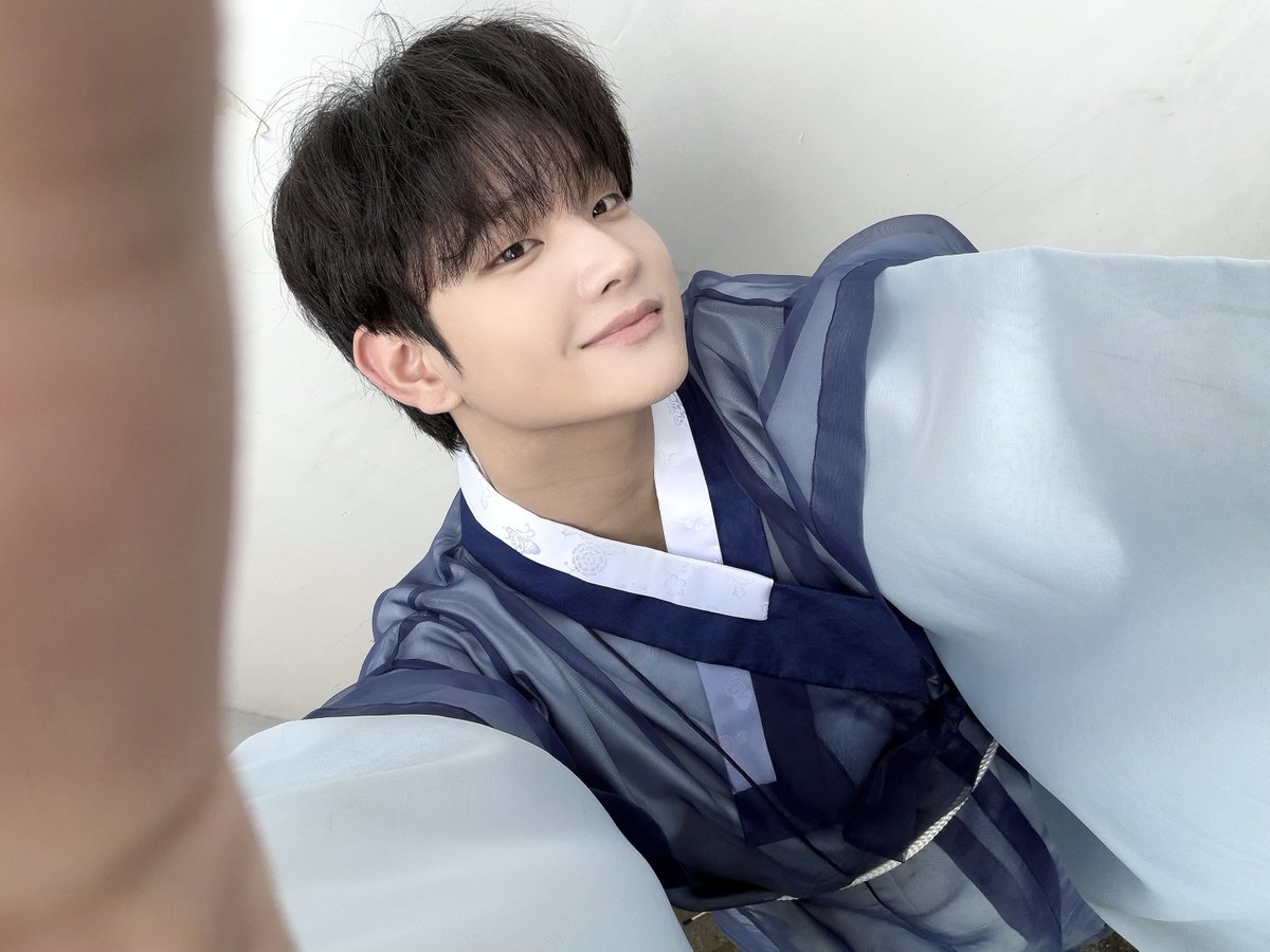 Ryumuhae's tweet photo. 최최최종_마지막 한복셀카까지 딱 11장 보냄!!!!! 
두번째 사진 너무 예쁜것 같아 기석이는 웃는게 예뻐 https://t.co/3lmtvpP0tl