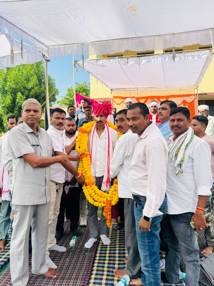 roat_mla's tweet photo. जनता का स्नेह, विश्वास और आशीर्वाद ही मेरी सबसे बड़ी ताकत है।

आज संसदीय क्षेत्र बांसवाड़ा-डूंगरपुर के दौरे के दौरान डूंगरपुर विधानसभा क्षेत्र की ग्राम पंचायत शिशोद में ग्रामीणजनों ने जिस आत्मीयता और उत्साह के साथ मेरा स्वागत एवं अभिनंदन किया, उसके लिए ग्राम पंचायत शिशोद के समस्त ग्रामीणजनों तथा संपूर्ण देवलपाल ब्लॉक के भारत आदिवासी पार्टी  (BAP) के पदाधिकारियों एवं कार्यकर्ताओं का हृदय से आभार एवं धन्यवाद।

इस दौरान ग्रामीणजनों ने विद्यालयों से संबंधित समस्याओं, राष्ट्रीय राजमार्ग-48 के दोनों ओर निवासरत आदिवासी समुदाय के लोगों की भूमि संबंधी समस्याओं तथा चिकित्सा सुविधाओं के अभाव को लेकर अपनी पीड़ा और समस्याएँ साझा कीं।

मैं ग्रामीणजनों को विश्वास दिलाता हूँ कि इन सभी समस्याओं के समाधान के लिए हरसंभव प्रयास करूँगा। आपका विश्वास और आपका संघर्ष ही मेरी प्रेरणा है। जनहित के प्रत्येक मुद्दे पर आपकी आवाज बनकर खड़ा रहूँगा।

जोहार।
जय भील प्रदेश।