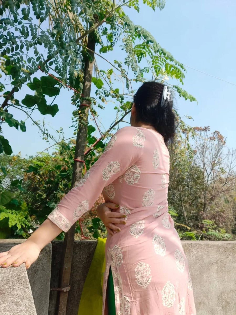 ShilaVibes's tweet photo. একজন আপন বন্ধু থাকলেই, একাকীত্বটা অনেকটা কমে যায়। 🌸 https://t.co/z05m61Tqfq