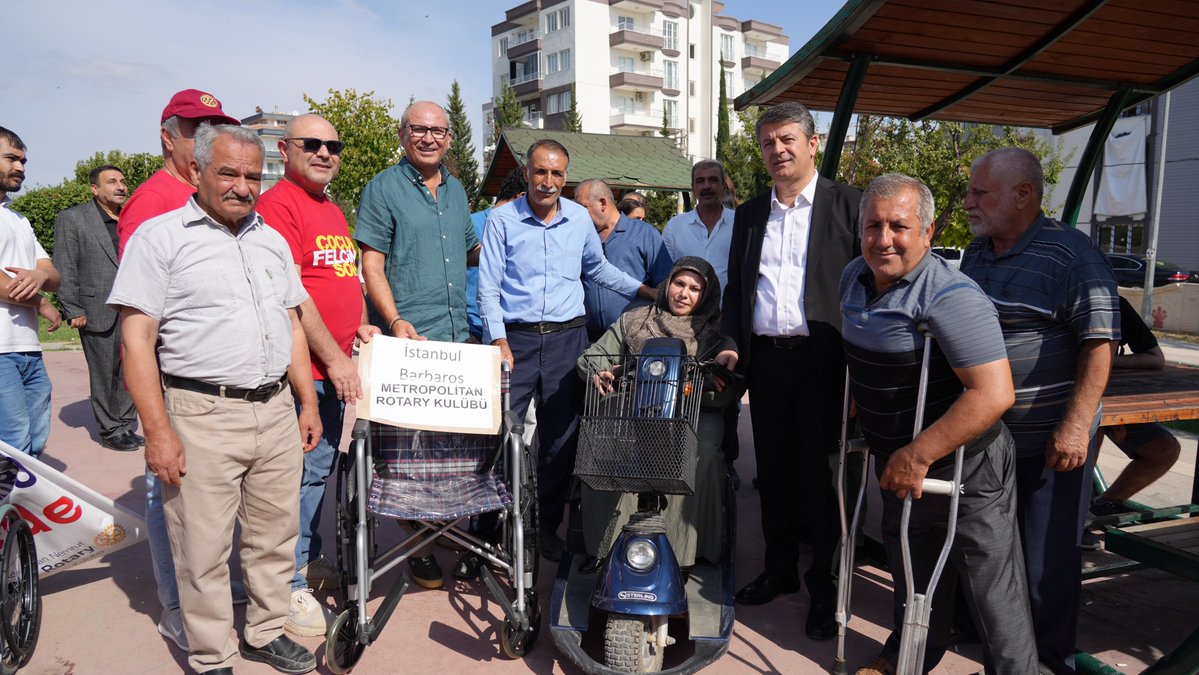 MediaTenkit's tweet photo. Adıyaman’da “Engellilerle Zirvede Nemrut’a Tırmanıyoruz” etkinliği düzenlendi

Adıyaman Nemrut Rotary Kulübü’nün bu yıl 24’üncüsünü düzenlediği “Engellilerle Zirvede Nemrut’a Tırmanıyoruz” projesi, Adıyaman Belediyesi ev sahipliğinde gerçekleştirildi. Türkiye’nin farklı illerinden ve yurt dışından gelen Rotaryenler, engelli bireyler ve aileleri Altınşehir Sosyal Tesisleri’nde bir araya geldi.

Programa Rotary 2430 ve 2420 Bölge Federasyonlarına bağlı kulüp üyeleri, Rotary 2420 Bölge Federasyonu Başkanı Erden Gökben ve eşi Selda Gökben, Rotary 2430 Bölge Federasyonu Başkanı Nezih Bayındır, Adıyaman Nemrut Rotary Kulübü Kurucu Başkanı Erdal Oranlı, Proje Başkanı Ferit Binzet, ICC Almanya-Türkiye Dostluk Birliği Başkanı Thomas Köning, engelli dernekleri temsilcileri, rehabilitasyon merkezlerinde eğitim gören öğrenciler, aileleri ve öğretmenler katıldı.

Adıyaman Belediye Başkanı Abdurrahman Tutdere, Rotary camiasının uzun yıllardır kentle dayanışma içinde olduğunu, 6 Şubat depremlerinin ardından verilen desteğin büyük anlam taşıdığını söyledi. Tutdere, belediye olarak engelli bireylerin yaşamını kolaylaştırmak için çalıştıklarını belirterek, “Adıyaman’ı daha yaşanabilir ve erişilebilir bir kent haline getirmek için yoğun mesai yürütüyoruz. Rotary gibi dostlarımızın desteğiyle yeniden inşa sürecini birlikte başaracağız” dedi.

Rotary 2420 Bölge Federasyonu Başkanı Erden Gökben de 24 yıldır süren projenin engelli bireyler ve aileleri için önemine dikkat çekerek ev sahipliği dolayısıyla Başkan Tutdere’ye teşekkür etti.

Etkinlikte ihtiyaç sahibi engelli bireylere tekerlekli sandalye, görme engelli bireylere ise beyaz baston dağıtıldı. Program sonunda katılımcılar, “Çocuk Felcine Son”, “Adıyaman’ı Unutmadık, Unutmayacağız, Yanındayız” ve “4:17 Deprem Saati” yazılı pankartlarla hatıra fotoğrafı çektirdi.

@AdiyamanBelTR 
@avtutdere