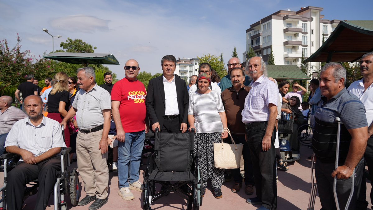 MediaTenkit's tweet photo. Adıyaman’da “Engellilerle Zirvede Nemrut’a Tırmanıyoruz” etkinliği düzenlendi

Adıyaman Nemrut Rotary Kulübü’nün bu yıl 24’üncüsünü düzenlediği “Engellilerle Zirvede Nemrut’a Tırmanıyoruz” projesi, Adıyaman Belediyesi ev sahipliğinde gerçekleştirildi. Türkiye’nin farklı illerinden ve yurt dışından gelen Rotaryenler, engelli bireyler ve aileleri Altınşehir Sosyal Tesisleri’nde bir araya geldi.

Programa Rotary 2430 ve 2420 Bölge Federasyonlarına bağlı kulüp üyeleri, Rotary 2420 Bölge Federasyonu Başkanı Erden Gökben ve eşi Selda Gökben, Rotary 2430 Bölge Federasyonu Başkanı Nezih Bayındır, Adıyaman Nemrut Rotary Kulübü Kurucu Başkanı Erdal Oranlı, Proje Başkanı Ferit Binzet, ICC Almanya-Türkiye Dostluk Birliği Başkanı Thomas Köning, engelli dernekleri temsilcileri, rehabilitasyon merkezlerinde eğitim gören öğrenciler, aileleri ve öğretmenler katıldı.

Adıyaman Belediye Başkanı Abdurrahman Tutdere, Rotary camiasının uzun yıllardır kentle dayanışma içinde olduğunu, 6 Şubat depremlerinin ardından verilen desteğin büyük anlam taşıdığını söyledi. Tutdere, belediye olarak engelli bireylerin yaşamını kolaylaştırmak için çalıştıklarını belirterek, “Adıyaman’ı daha yaşanabilir ve erişilebilir bir kent haline getirmek için yoğun mesai yürütüyoruz. Rotary gibi dostlarımızın desteğiyle yeniden inşa sürecini birlikte başaracağız” dedi.

Rotary 2420 Bölge Federasyonu Başkanı Erden Gökben de 24 yıldır süren projenin engelli bireyler ve aileleri için önemine dikkat çekerek ev sahipliği dolayısıyla Başkan Tutdere’ye teşekkür etti.

Etkinlikte ihtiyaç sahibi engelli bireylere tekerlekli sandalye, görme engelli bireylere ise beyaz baston dağıtıldı. Program sonunda katılımcılar, “Çocuk Felcine Son”, “Adıyaman’ı Unutmadık, Unutmayacağız, Yanındayız” ve “4:17 Deprem Saati” yazılı pankartlarla hatıra fotoğrafı çektirdi.

@AdiyamanBelTR 
@avtutdere