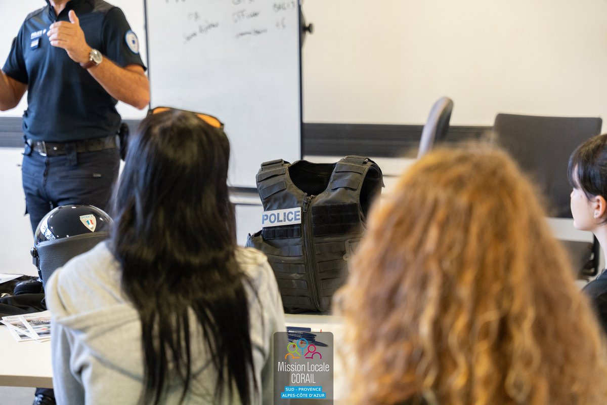 mlcorail's tweet photo. 🚔 Immersion au commissariat de la #PoliceNationale d’Hyères pour les jeunes de la @mlcorail !

👮 Découverte des #métiers
🛡️ Présentation des #équipements
🗣️ Échanges avec les #professionnels
🎯 Focus sur le métier de #PolicierAdjoint

🎥 Une vidéo interview arrive bientôt ! https://t.co/HRj9zWVNgQ