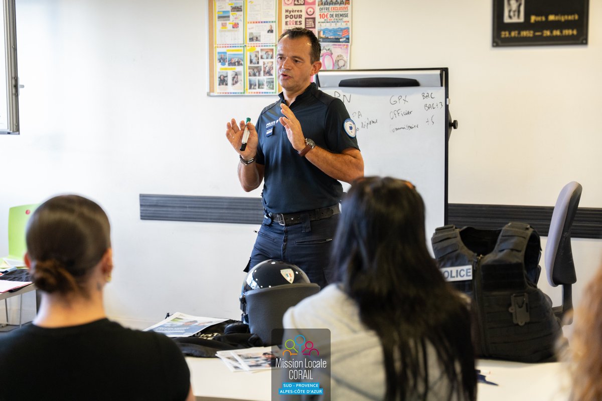 mlcorail's tweet photo. 🚔 Immersion au commissariat de la #PoliceNationale d’Hyères pour les jeunes de la @mlcorail !

👮 Découverte des #métiers
🛡️ Présentation des #équipements
🗣️ Échanges avec les #professionnels
🎯 Focus sur le métier de #PolicierAdjoint

🎥 Une vidéo interview arrive bientôt ! https://t.co/HRj9zWVNgQ