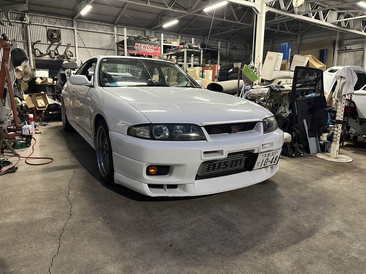 KIMURAAutoWorks's tweet photo. GT-Rでございますよみなさん
純正触媒を外してSARDのメタルキャタライザーに交換です！
フランジのボルトもさることながら
排気温センサーのネジが長年のサビで
完全固着してました
浸透剤だけでは太刀打ちできず
炙って叩いて勝利しました😂
#BCNR33 #GTR #NISSAN #RB26DETT #メタルキャタライザー https://t.co/B6nhSkWKfC