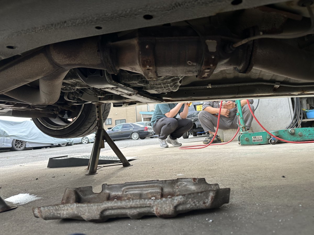 KIMURAAutoWorks's tweet photo. GT-Rでございますよみなさん
純正触媒を外してSARDのメタルキャタライザーに交換です！
フランジのボルトもさることながら
排気温センサーのネジが長年のサビで
完全固着してました
浸透剤だけでは太刀打ちできず
炙って叩いて勝利しました😂
#BCNR33 #GTR #NISSAN #RB26DETT #メタルキャタライザー https://t.co/B6nhSkWKfC
