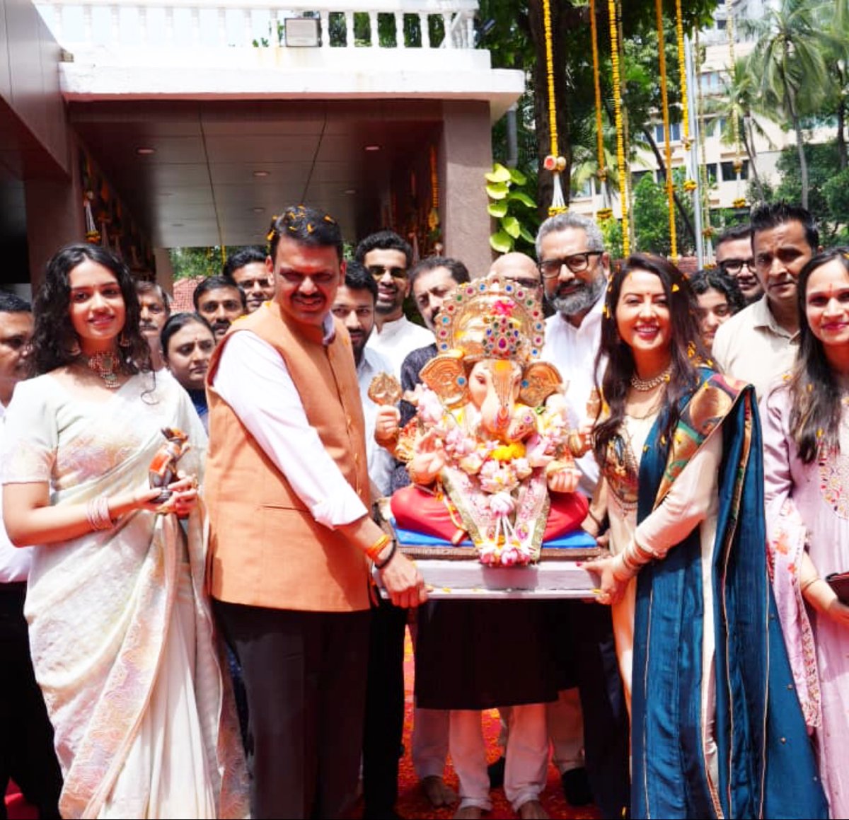 Dev_Fadnavis's tweet photo. निरोप घेतो देवा आम्हा आज्ञा असावी,
चुकले आमुचे काही त्याची क्षमा असावी...🌺

आज वर्षा निवासस्थानी कुटुंबीयांसोबत लाडक्या गणरायाचे पर्यावरणपूरक पद्धतीने विसर्जन केले.
गेल्या काही दिवसांपासून बाप्पाच्या भक्तीत रमलेले मन आज निरोपाच्या क्षणी भरून आले. पण बाप्पाचे विसर्जन म्हणजे वियोग नाही, तर नव्या आशा, नव्या संकल्पांसह पुढे जाण्याचा एक नवा आरंभ आहे.
बाप्पाची कृपा आणि आशीर्वाद सदैव आपल्या सर्वांवर राहोत, जनतेच्या जीवनातील सर्व चिंता-विघ्ने दूर होवोत, हीच मनोभावे प्रार्थना.

गणपती बाप्पा मोरया!
पुढच्या वर्षी लवकर या! 🙏

#Maharashtra #GaneshVisarjan #GanpatiBappaMorya