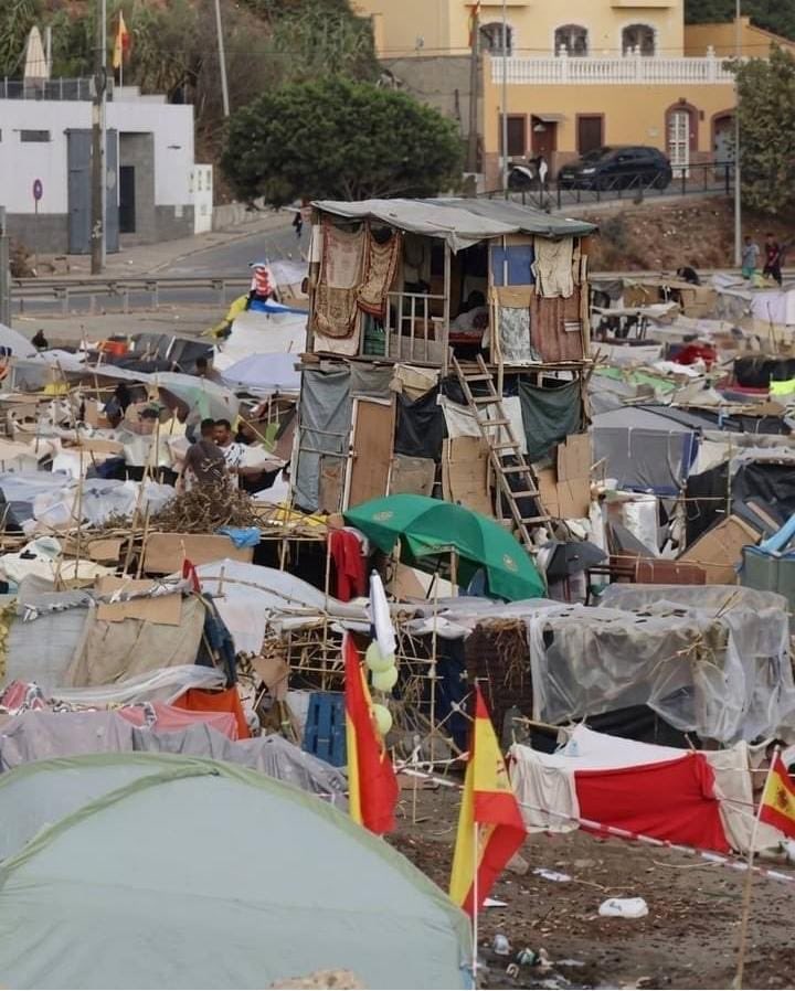 LaFlorAzul_es's tweet photo. Siento una profunda pena al ver estas imágenes de hoy de las playas de Ceuta y seguir escuchando que están vacías y que todo está ya normalizado. No es cierto.

Las imágenes hablan por sí solas.

Bueno, sí… desgraciadamente, esta es la nueva “normalidad”. 🤦‍♀️🇪🇸#TEM25S https://t.co/R7muiGVvDS