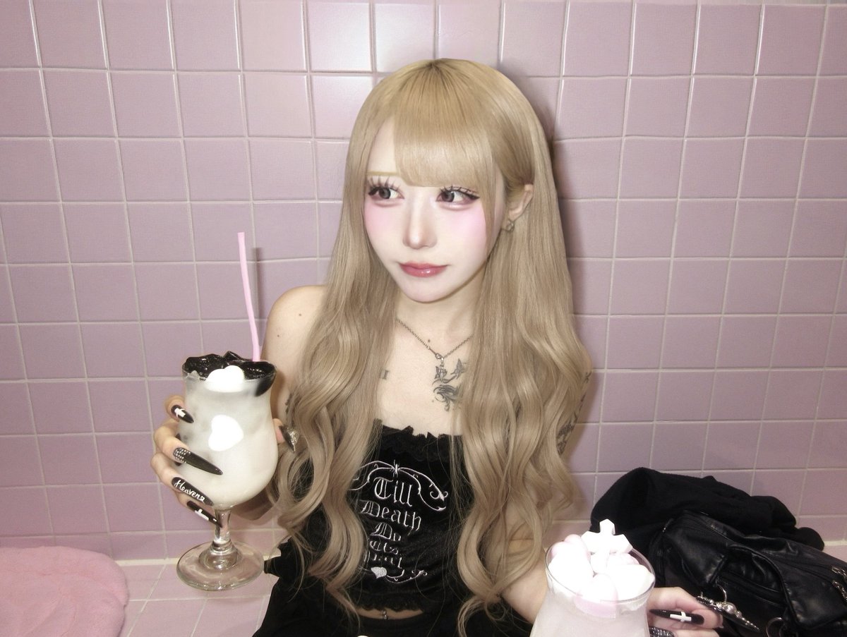 maidnohate's tweet photo. Tiktokで見つけたかわいいカフェにいったらkpopオタ活専門みたいな所で、ウォニョンとtwiceしかしらないのにkpopのオタクしかいなくて怯えている様 https://t.co/H95mp7XNhz