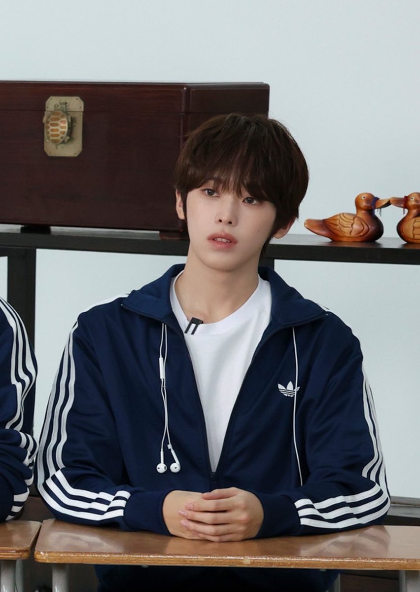 enmnmisy's tweet photo. 목에줄이어폰   그거 내가아는걔가  하고다니는그거 아닌가 https://t.co/al12S0SG0B