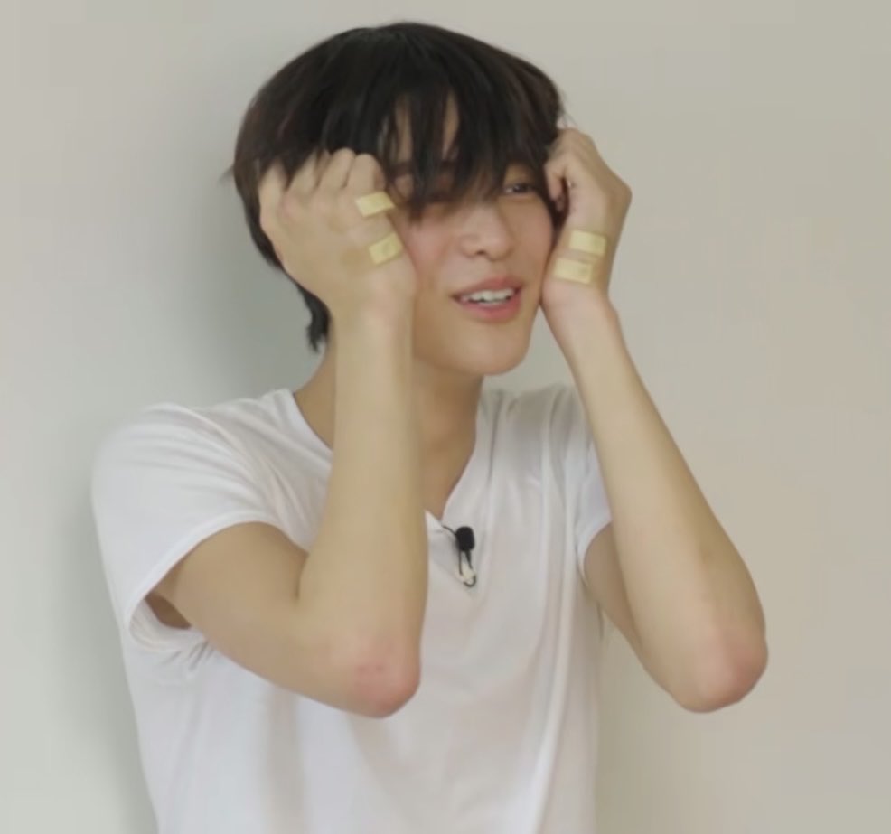 keonhoodd's tweet photo. dd ahn keonho kegemesan lihat dirinya sendiri di kaca

🐶 “umm???”
🐶 “kamu siapa sihh gemas sekali aku cubit kamu iyaaaa? boleehh iyaaa??”
🐶 “aduh sakit…”
🐶 “abanggg sakitt pipi dedeeee” https://t.co/LmxcosSp7p