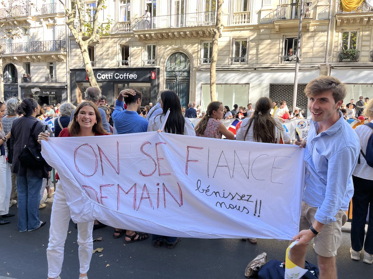 amaurycoutansai's tweet photo. @vaticannews_fr @Le_Figaro @ccornevin @ClaraHidalgo99 @FigaroMagazine_ @MusiqueSNDP @augustinmoriaux Alix et Côme espèrent être bénis au passage du Pape avant leurs fiançailles demain. @EmmanuelDurget https://t.co/hmXT0BRekI
