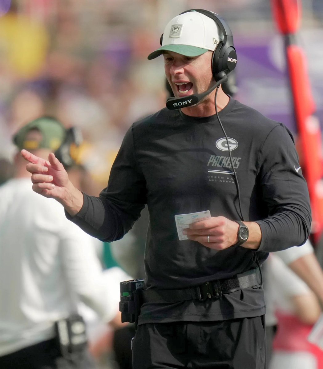 _EagleTimes's tweet photo. Eagles fans had a GREAT Thursday night 🍿

Ex-Eagles in Falcons-Packers:
🔻 Jahan Dotson: 1 catch, 9 yds
🔻 Olamide Zaccheaus: 2 catches, 9 yds
🔻 Sydney Brown: 1 tackle
🔻 Jonathan Gannon's Packers D: 35 pts, 498 yds allowed, 0 sacks

The grass isn't always greener 😂 https://t.co/h9592XdvlY