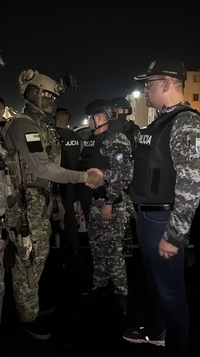 TheVerdugoEc's tweet photo. Según la lógica de los correistas.

Invasión                   /             Soberanía https://t.co/vRTTByFybR
