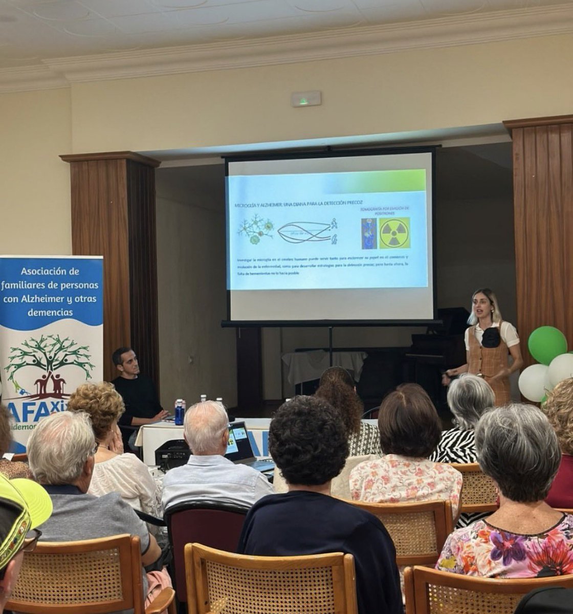 NeuroAlc's tweet photo. 🧠 Esta semana, con motivo del #DíaMundialdelAlzheimer, la investigación del @NeuroAlc llegó a Xixona de la mano de @sanchez_mut  y @si_de_santis en un evento organizado por @AFAXixona en colaboración con la @fpmaragall 👏
Hablaron de memoria, sueño, descanso y microglía. https://t.co/Io71f9bBKA