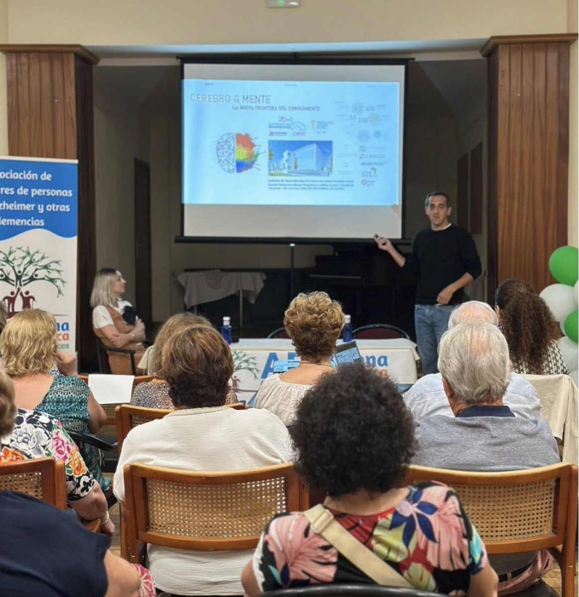 NeuroAlc's tweet photo. 🧠 Esta semana, con motivo del #DíaMundialdelAlzheimer, la investigación del @NeuroAlc llegó a Xixona de la mano de @sanchez_mut  y @si_de_santis en un evento organizado por @AFAXixona en colaboración con la @fpmaragall 👏
Hablaron de memoria, sueño, descanso y microglía. https://t.co/Io71f9bBKA