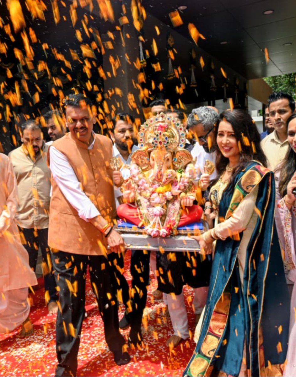 Dev_Fadnavis's tweet photo. निरोप घेतो देवा आम्हा आज्ञा असावी,
चुकले आमुचे काही त्याची क्षमा असावी...🌺

आज वर्षा निवासस्थानी कुटुंबीयांसोबत लाडक्या गणरायाचे पर्यावरणपूरक पद्धतीने विसर्जन केले.
गेल्या काही दिवसांपासून बाप्पाच्या भक्तीत रमलेले मन आज निरोपाच्या क्षणी भरून आले. पण बाप्पाचे विसर्जन म्हणजे वियोग नाही, तर नव्या आशा, नव्या संकल्पांसह पुढे जाण्याचा एक नवा आरंभ आहे.
बाप्पाची कृपा आणि आशीर्वाद सदैव आपल्या सर्वांवर राहोत, जनतेच्या जीवनातील सर्व चिंता-विघ्ने दूर होवोत, हीच मनोभावे प्रार्थना.

गणपती बाप्पा मोरया!
पुढच्या वर्षी लवकर या! 🙏

#Maharashtra #GaneshVisarjan #GanpatiBappaMorya