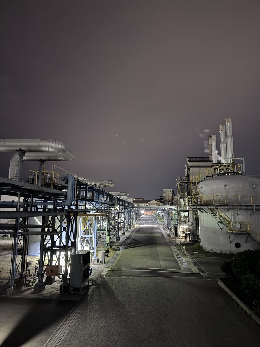 piyoyayako's tweet photo. 雨降りそう(てか降った)だったので近場で工場眺めるツーリングしてきた🏭 https://t.co/O49mpvAifH