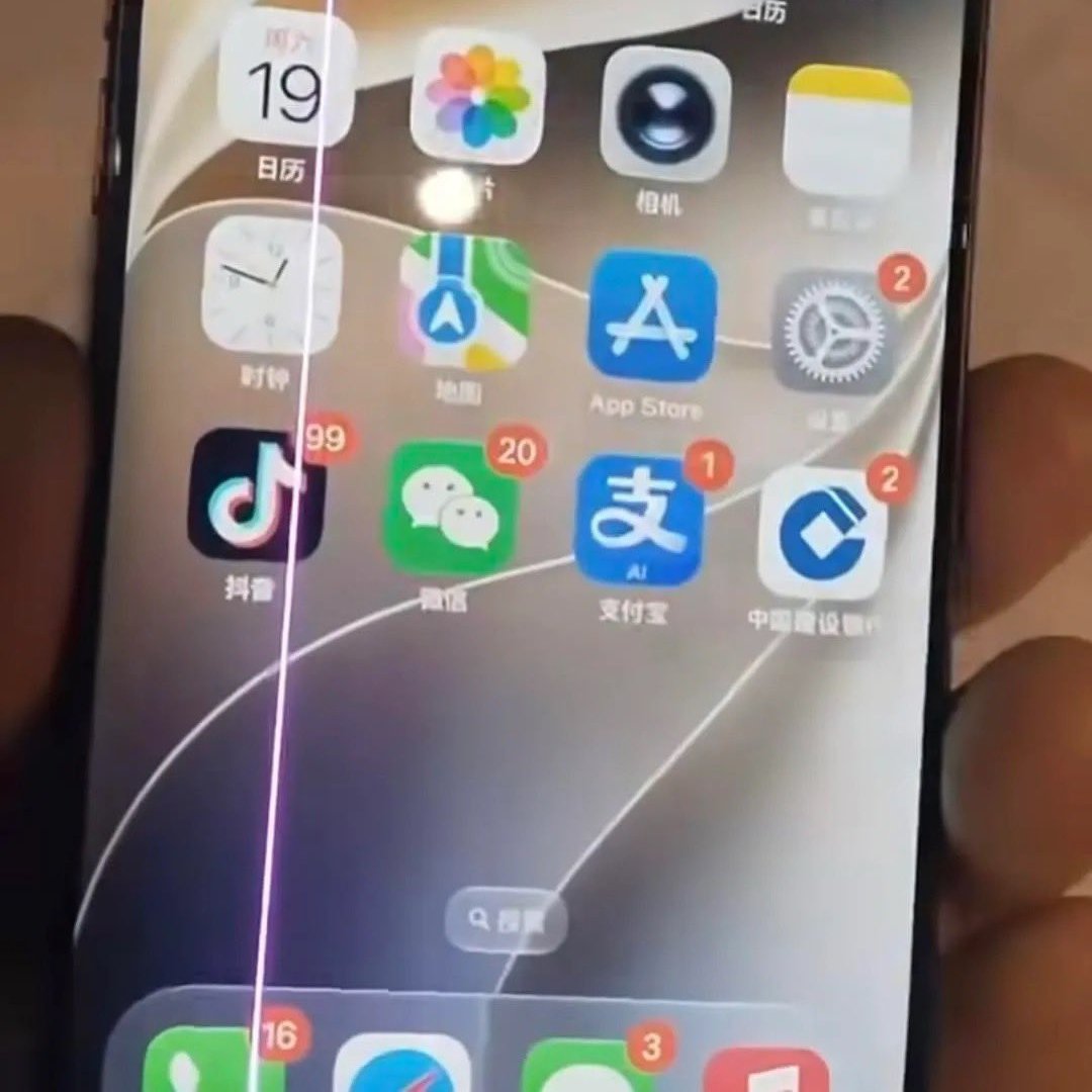 bpthaber's tweet photo. iPhone 18 Pro serisinin çıkışından sadece 1 hafta sonra bazı kullanıcılar, ekranda çizgi oluştuğunu bildirdi.

— Sorunun, telefon sıfırlansa bile düzelmediği aktarıldı. https://t.co/8ltFPE3MfJ