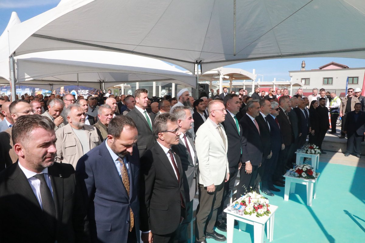 i_karakullukcu's tweet photo. Büyükşehir Belediyemiz tarafından Yazlık bölgesinde hayata geçirilecek Kuzey Köprüsü’nün temel atma törenine katıldık.

200 milyon liralık yatırım bedeliyle şehrimize kazandırılacak köprünün, bölgedeki ulaşımın rahatlamasına ve şehir içi ulaşımına önemli katkı sunacağına inanıyorum.

Sakarya’mıza kazandırılacak bu önemli yatırımın hayırlı olmasını diliyor, başta Büyükşehir Belediye Başkanımız Yusuf Alemdar olmak üzere emeği geçen herkese teşekkür ediyorum.