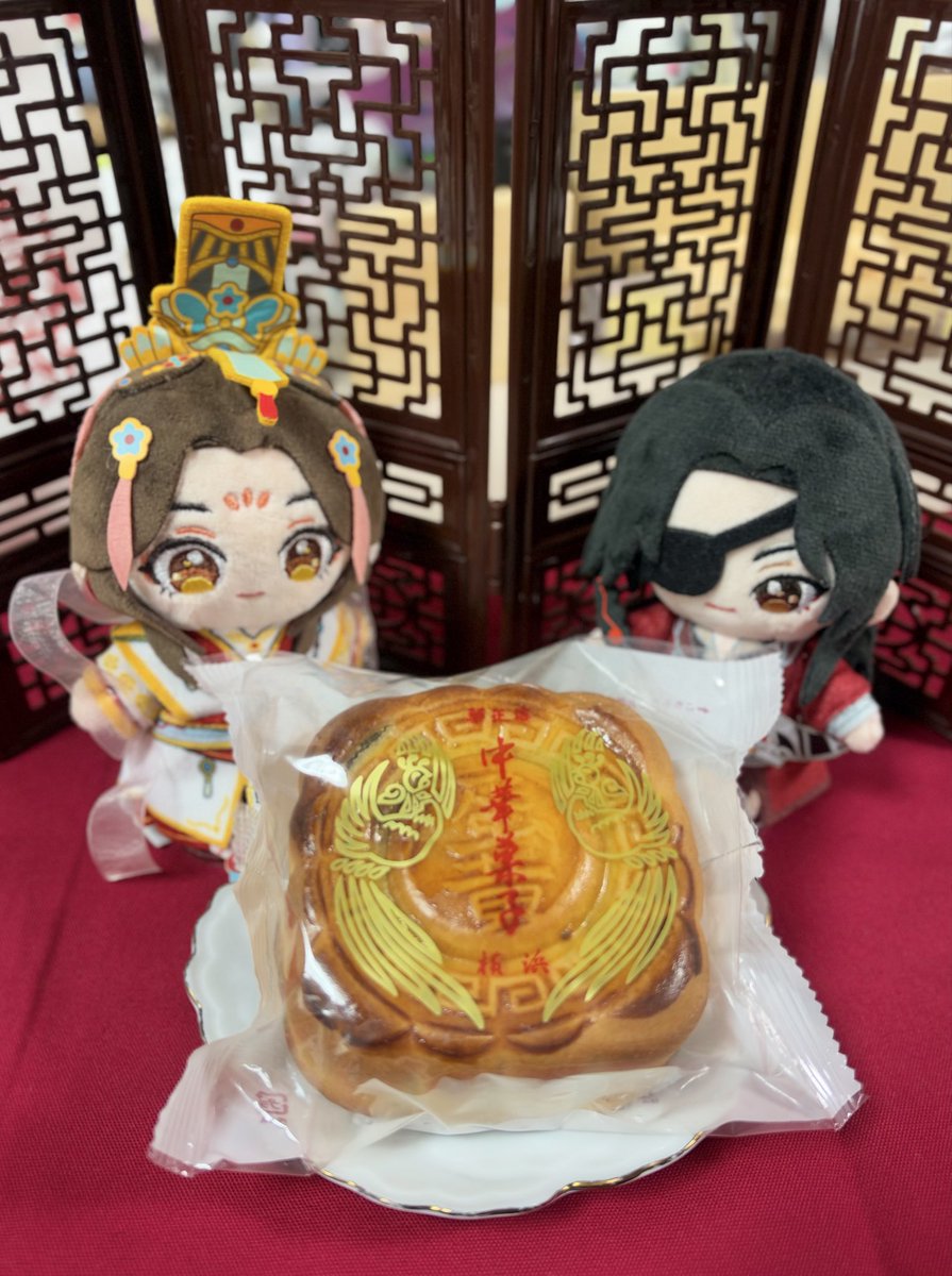 kosariwasu's tweet photo. 今日は中秋節だったので卵の黄身入り月餅を買って帰りました🥮
雲の隙間から満月も見えました🌕
3枚目はこの前行った天官展の月餅っぽい展示✨ https://t.co/Nl3VV6fP7M