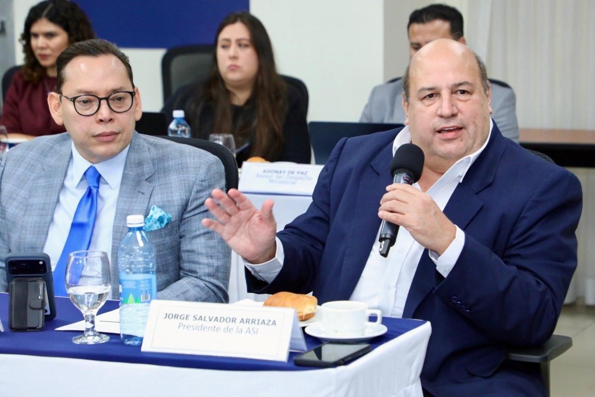 SvFesic_'s tweet photo. La Modernización del Tiempo de Trabajo avanza con la incorporación de nuevas voces al proceso de análisis y discusión. La participación de empresas y representantes de distintos sectores permite enriquecer las propuestas y conocer de cerca los desafíos que enfrenta el mundo laboral.

Bajo la conducción del Ministro de Trabajo @RolandoCastroSv, estos espacios buscan reunir diferentes perspectivas para construir una reforma consensuada, tomando en cuenta las necesidades de trabajadores, empleadores y sectores productivos.