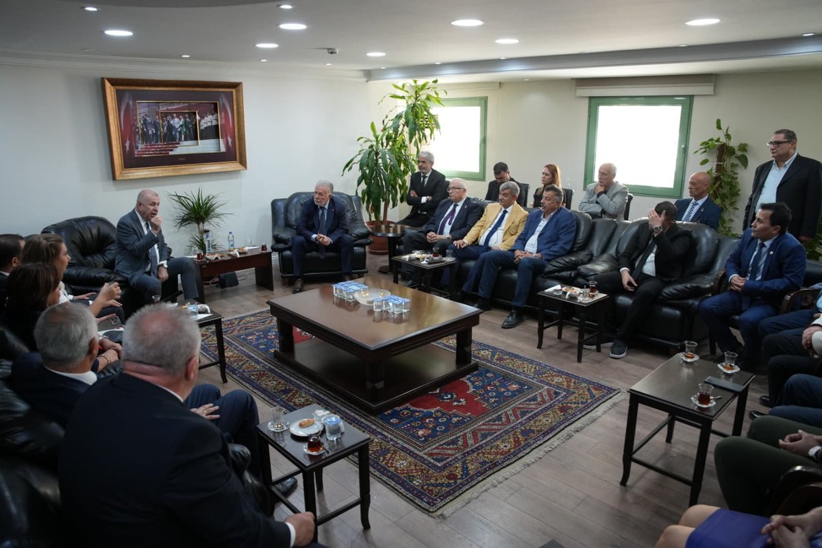 umitozdag's tweet photo. Zafer Partisi heyeti olarak, İzmir Esnaf ve Sanatkarlar Odaları Birliği Başkanı Sayın Yalçın Ata’yı ziyaret ettik.

İzmir esnafının sorunları ve taleplerini dinleyip, Zafer Partisi'nin çözüm önerilerini konuştuk.

Misafirperverlikleri için İzmir Esnaf ve Sanatkarlar Odaları Birliği Başkanı Sayın Yalçın Ata ve yönetim kurulu üyelerine teşekkür ederim.