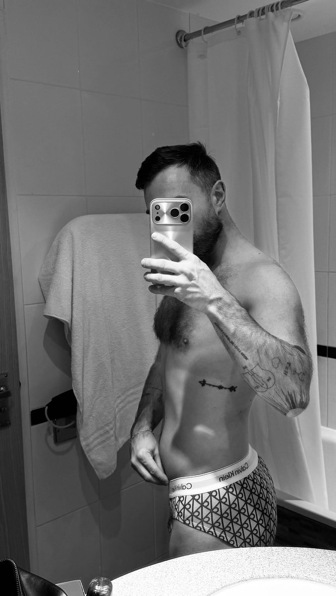 jord_dd's tweet photo. c + b&amp;w https://t.co/wXyiWPenEw