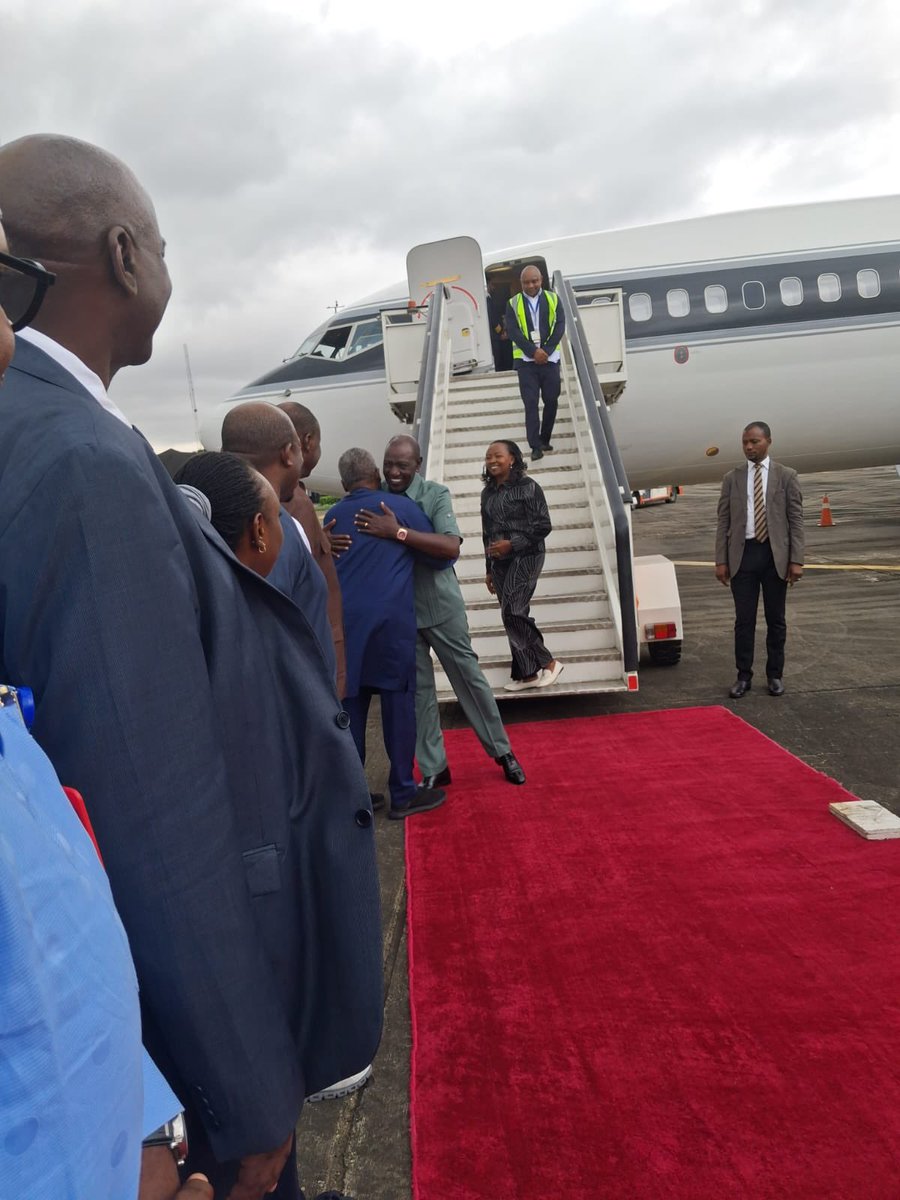 PastorMarvy's tweet photo. The President of Kenya is in Nigeria on a private visit to the Dangote Refinery and not one government official is there to welcome him.

This is the kind of Pride you’ll get when you have value to give to the world. https://t.co/gJdQJhy7qd